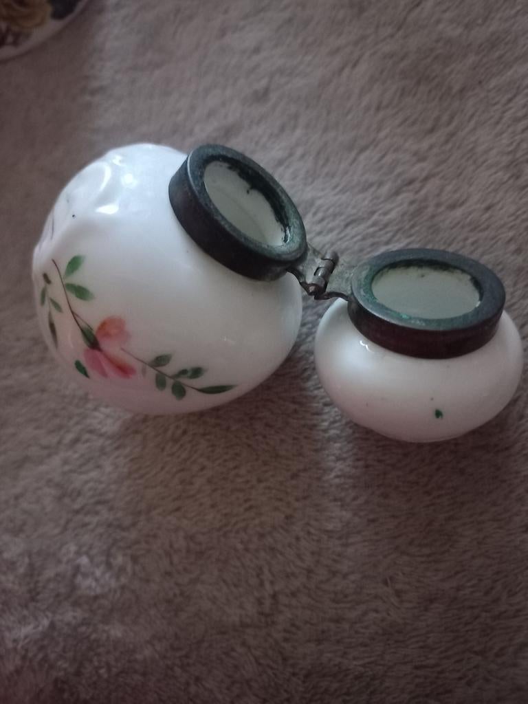 Antiek Melkglas potje met scharnier deksel en bloem motief, Ophalen of Verzenden