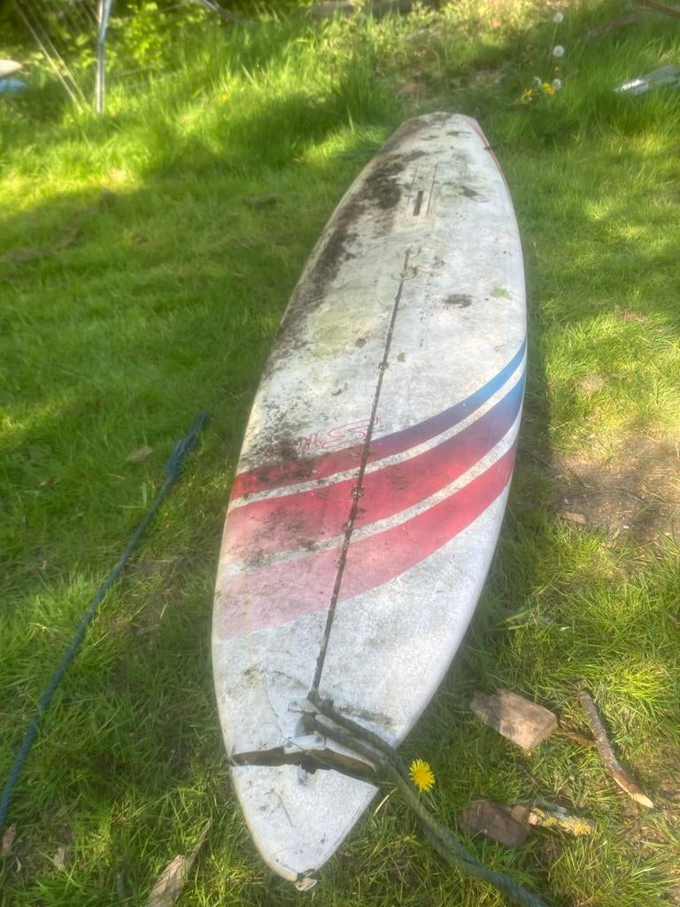 Oude windsurfplank - Opknapper of decoratie, 250 tot 300 cm, Gebruikt, Ophalen of Verzenden, Met vin(nen)
