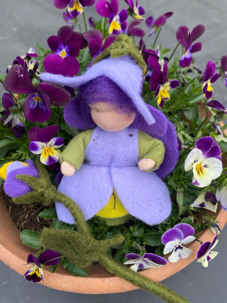 Waldorf Viooltjes popje, Hobby en Vrije tijd, Vilt, Ophalen of Verzenden, Nieuw, Figuurtje(s)