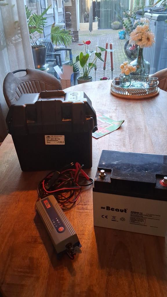 Beaut AGM40-12 accu met accubak, Ophalen, Gebruikt