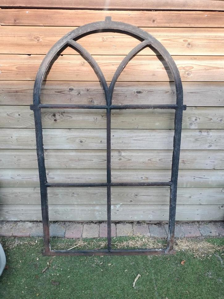 Brocante Gietijzeren Raamkozijn - Gotische Stijl, Antiek en Kunst, Curiosa en Brocante, Ophalen