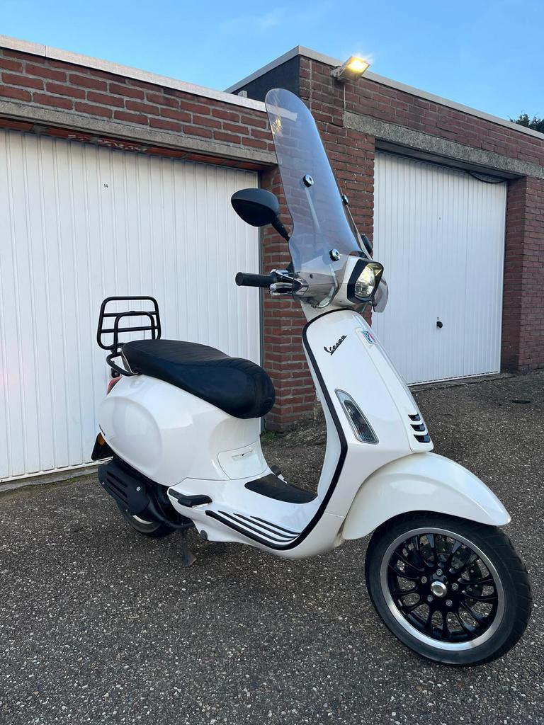 Vespa sprint 2018, Fietsen en Brommers, Scooters | Vespa, Ophalen of Verzenden, Zo goed als nieuw, Benzine