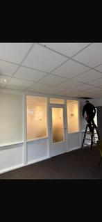 Scheidingswand met dubbel glas en deur., Ophalen of Verzenden, Hout, 75 tot 150 cm, Raamkozijn