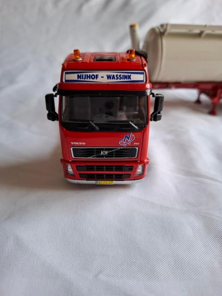 Volvo FH met silo oplegger van Nijhof-Wassink, Hobby en Vrije tijd, Modelauto's | 1:50, Ophalen of Verzenden, Bus of Vrachtwagen