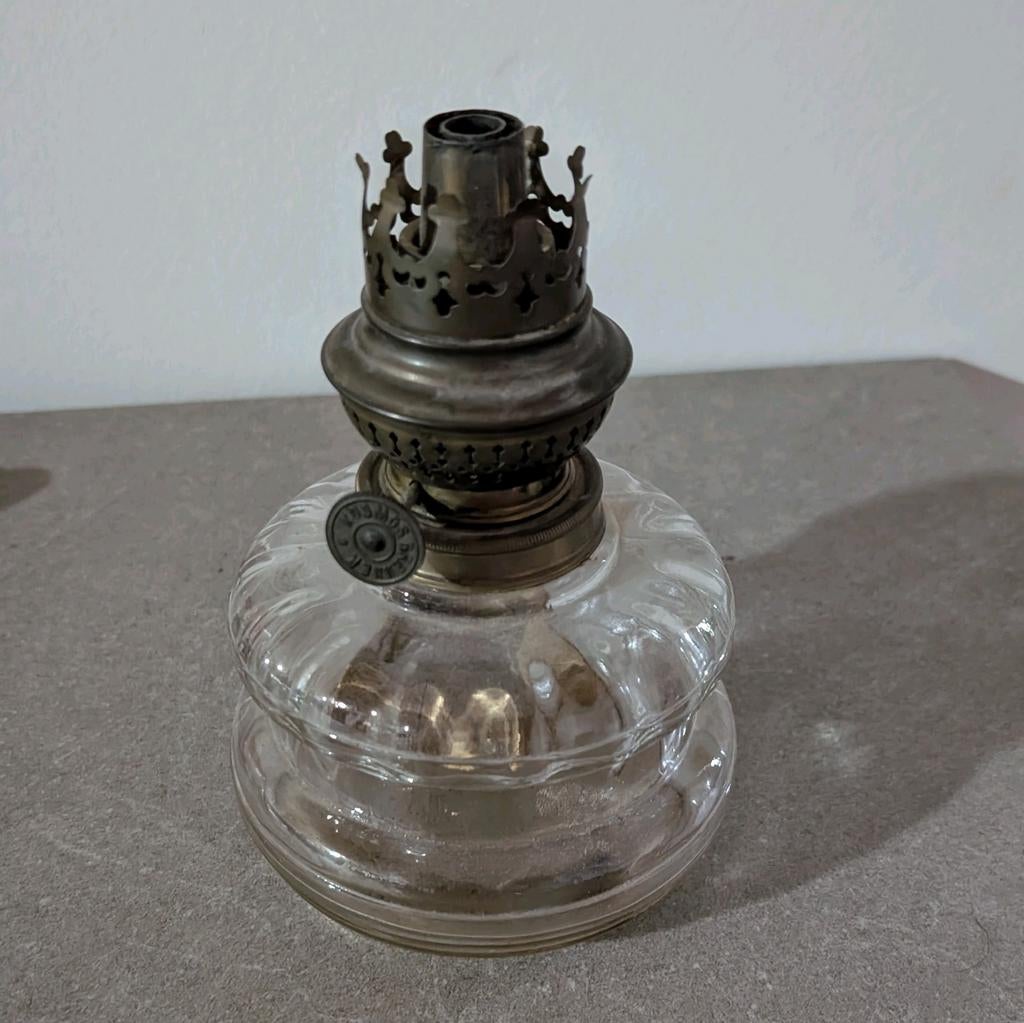 Antieke olielamp met glazen reservoir en metalen brander, Ophalen of Verzenden