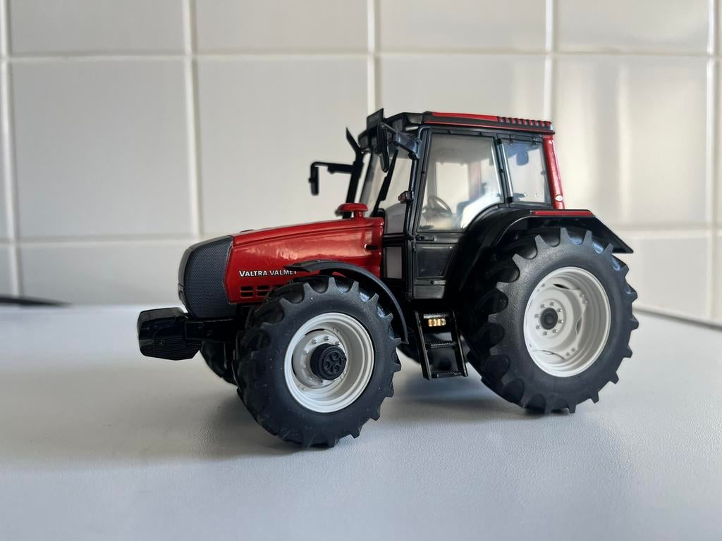 Valtra Valmet 6850 Rood UH 1/32, Ophalen of Verzenden, Zo goed als nieuw, Tractor of Landbouw, Universal Hobbies