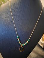 Gouden kleur ketting met groene kralen en handje, Nieuw, Ophalen of Verzenden, Goud, Overige materialen