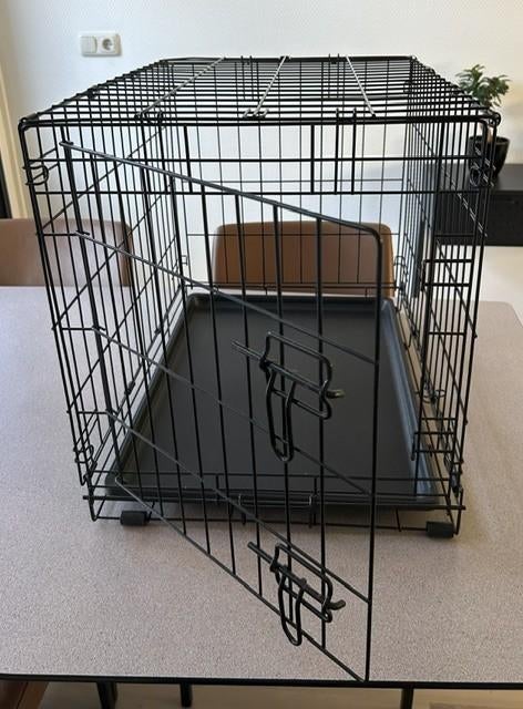 Zwarte bench, Dieren en Toebehoren, Hondenbenches, Ophalen of Verzenden, Zo goed als nieuw