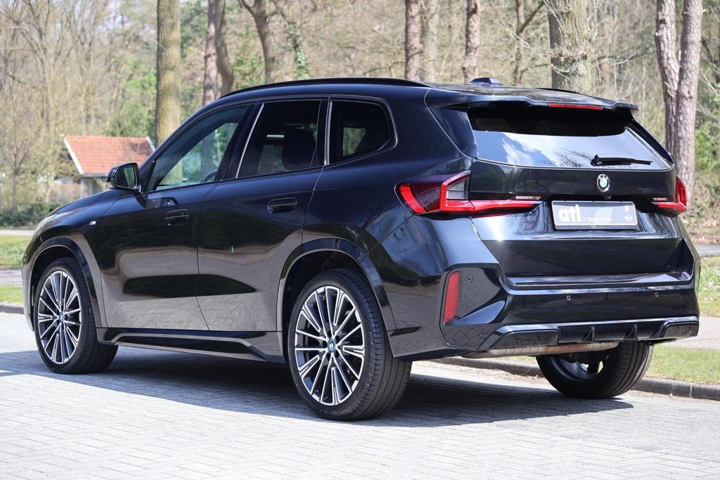 BMW X1 sDrive18i M-Pakket | HUD | Keyless | Adap LED | 360 C, Auto's, BMW, Gebruikt, Euro 6, Zwart, Bedrijf