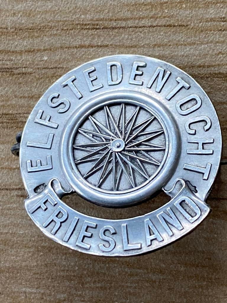 Speldje medailles Bestuurs insigne Elfstedentocht fietsen, Postzegels en Munten, Penningen en Medailles, Verzenden, Zilver