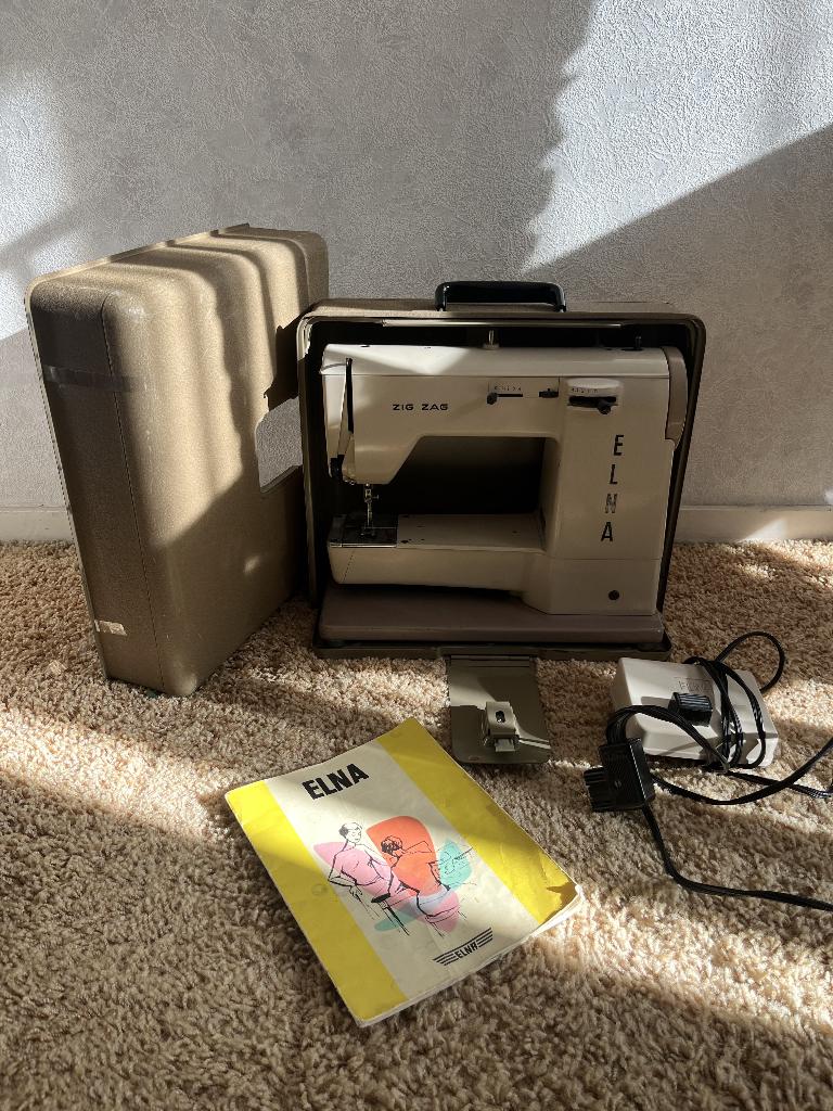 Elna Zig Zag naaimachine  met originele koffer en pedaal, Hobby en Vrije tijd, Naaimachines en Toebehoren, Ophalen, Gebruikt, Naaimachine