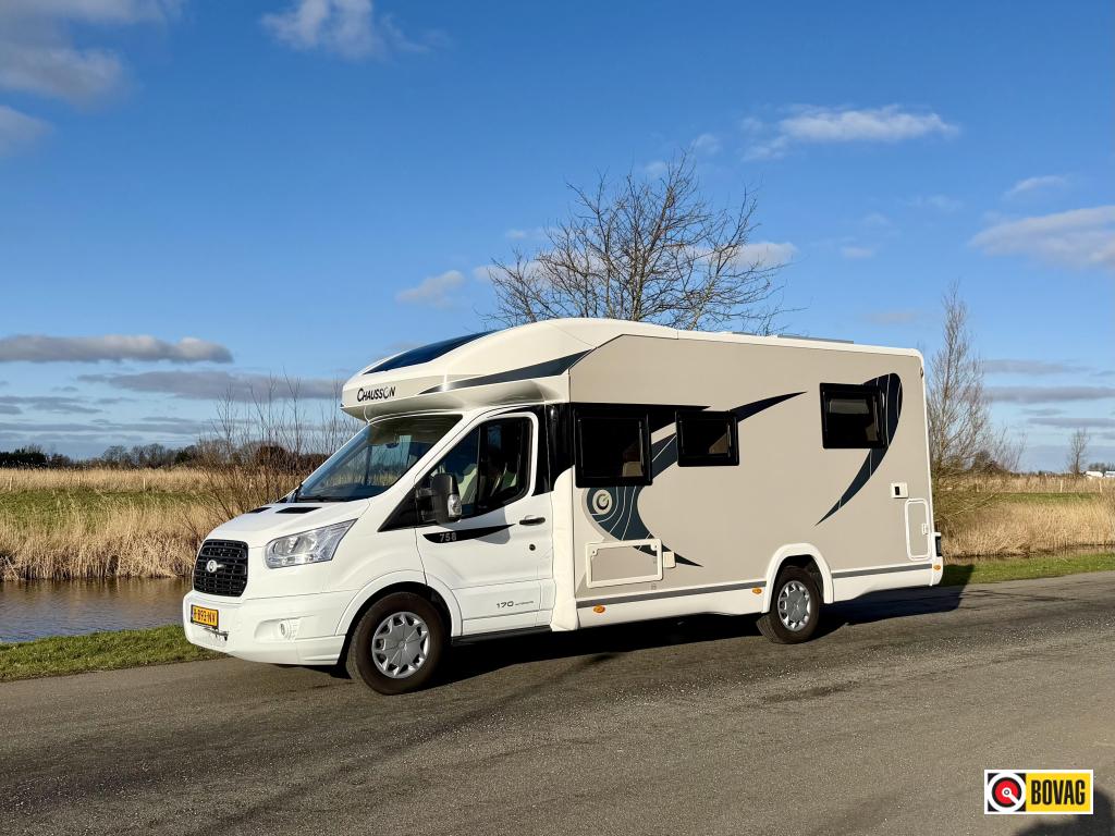 Chausson Titanium 758 Queensbed + Hefbed, Caravans en Kamperen, Campers, Automaat, Ringverwarming, Luifel, Ford