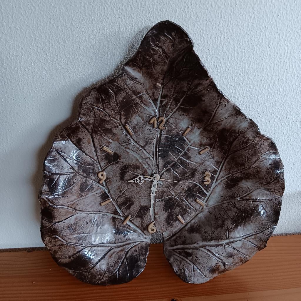 Klok van steen, rabarberblad, leuk in de landelijke keuken, Huis en Inrichting, Ophalen of Verzenden, Zo goed als nieuw