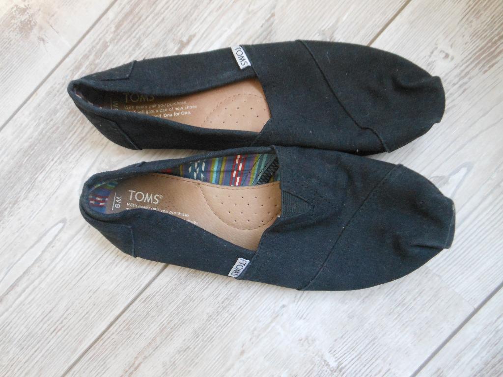TOMS schoenen, Kleding | Dames, Schoenen, Schoenen met lage hakken, Zwart, Ophalen of Verzenden, Zo goed als nieuw