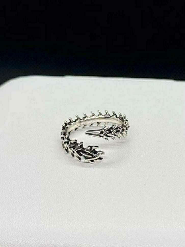 Ruggegraat spine ring botten gotic emo biker ring, Nieuw, Ophalen of Verzenden, Dame of Heer, Met edelsteen