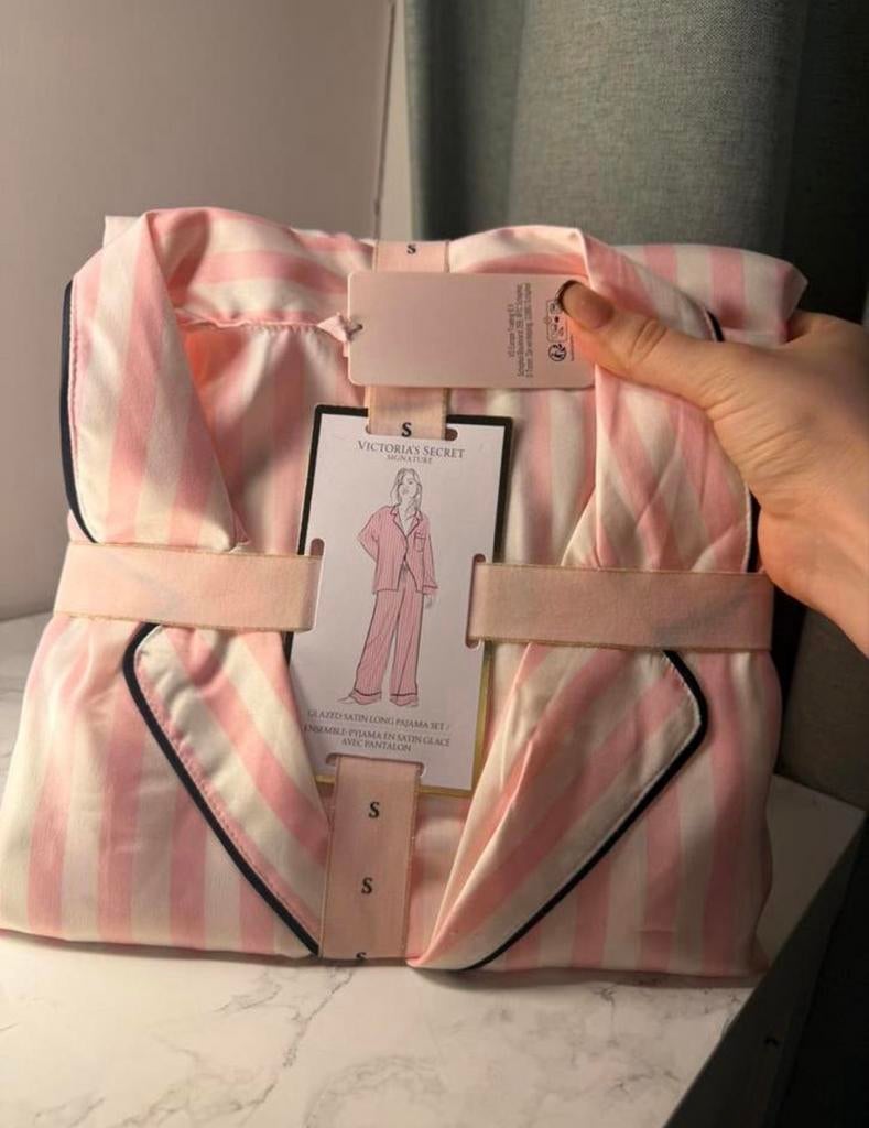 Victoria's Secret Satijnen Pyjama Set Roze Gestreept Maat S, Kleding | Dames, Pyjama's, Ophalen of Verzenden, Nieuw, Maat 36 (S)