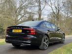 Volvo S60 2.0 B5 R-Design (bj 2024, automaat), 15 km/l, 4 cilinders, 1732 kg, Zwart