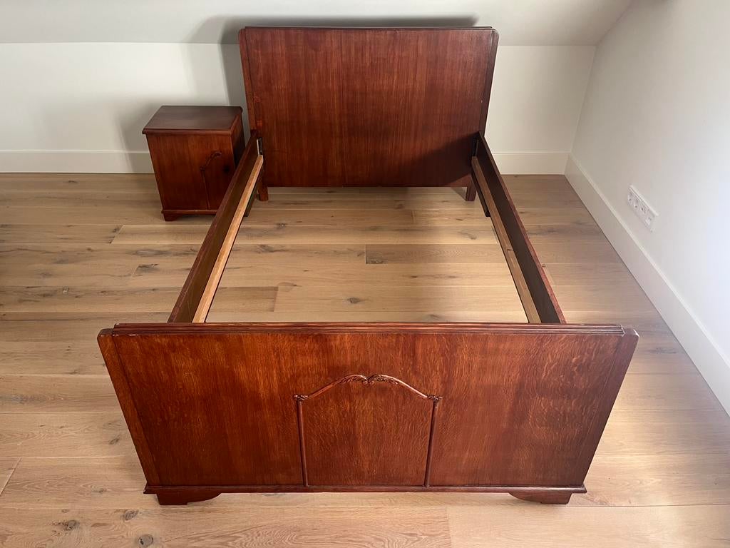 VINTAGE bed 120x200 met nachtkastje en lattenbodem, Antiek en Kunst, Ophalen