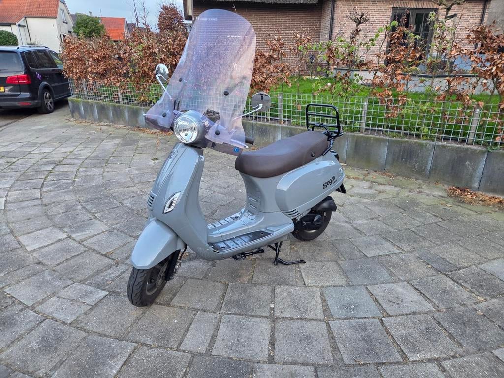 Tekoop snor brommer vespa look, Fietsen en Brommers, Ophalen, Benzine, Vespa