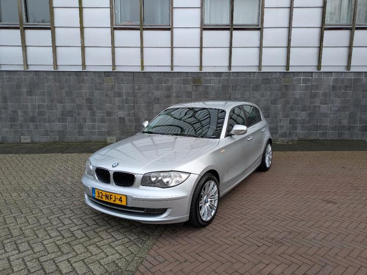 BMW 1-Serie 2.0 118I 5DR AUT 2010 Grijs, Auto's, BMW, Particulier, 1-Serie, Airbags, Bluetooth, Metallic lak, Mistlampen, Radio