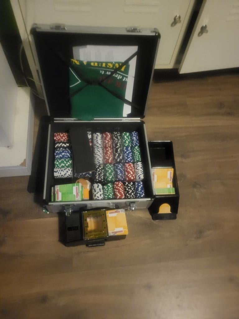 Complete Pokerset met Shuffler en Dealer Shoe, Hobby en Vrije tijd, Gezelschapsspellen | Overige, Zo goed als nieuw, Drie of vier spelers