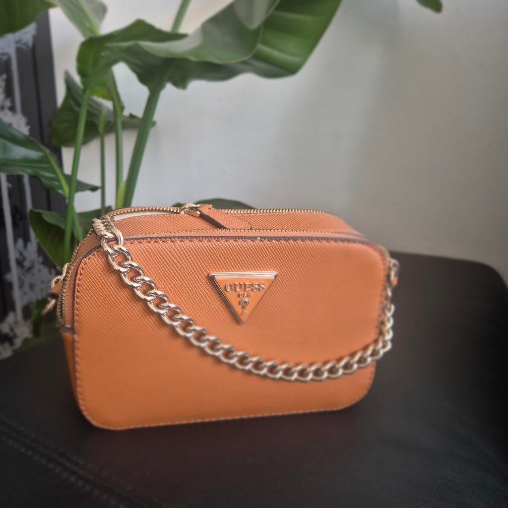 Guess crossbodytas cognac met goudkleurige ketting, Sieraden, Tassen en Uiterlijk, Tassen | Damestassen, Ophalen of Verzenden