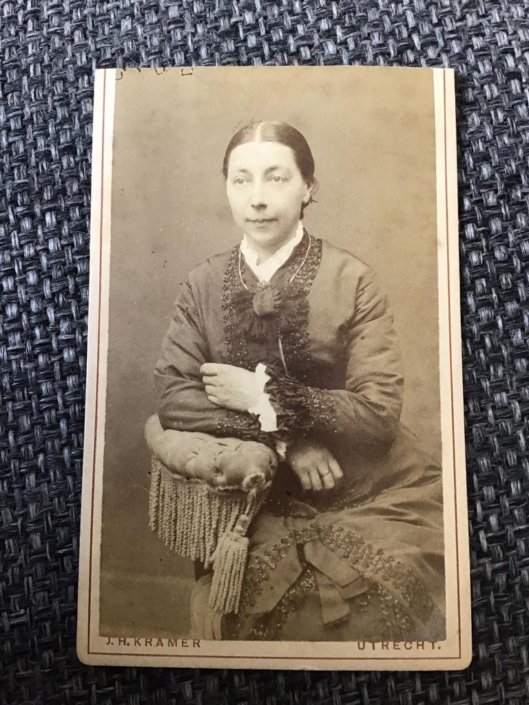 CDV, Vrouw, J.H. KRAMER, UTRECHT, Carte de Visite 2, Ophalen of Verzenden, Voor 1940, Gebruikt, Foto