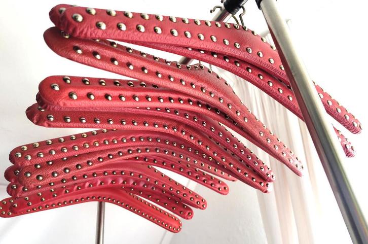 12 vintage kledinghangers rood skai met studs, Kleding | Dames, Kledinghangers