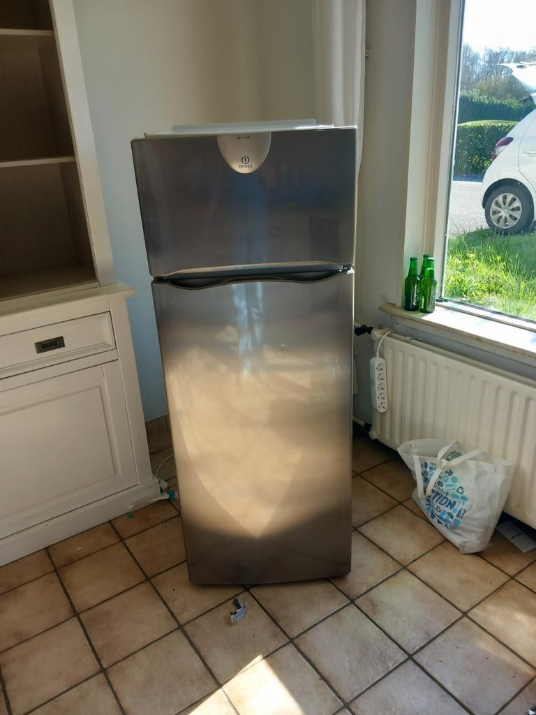 Mooie koelkast met vriesvak boven, ruim en compact, Witgoed en Apparatuur, Koelkasten en IJskasten, Gebruikt, 45 tot 60 cm, Met vriesvak