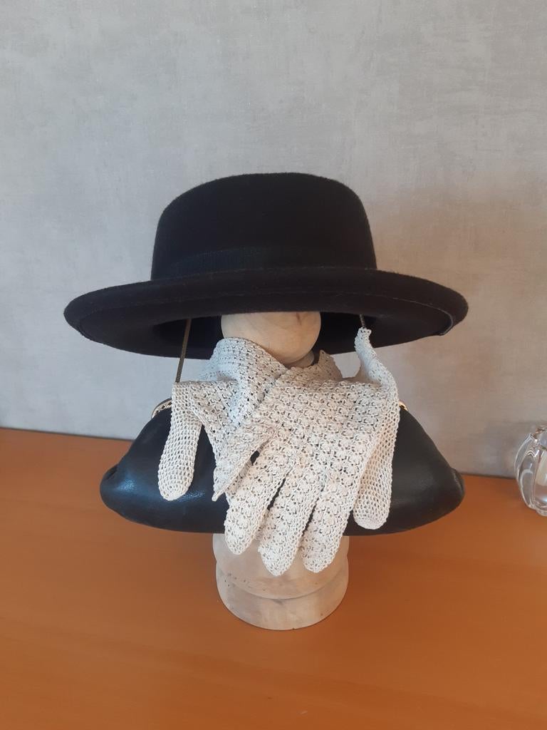 Leuke hoed , tasje , handschoentjes., Ophalen, Zo goed als nieuw, One size fits all