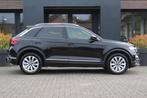 Volkswagen T-Roc 1.5 TSI 150pk Sport Panoramadak (bj 2022), 12 maanden, Euro 6, 4 cilinders, Zwart