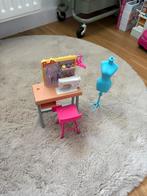 Barbie naaitafel inclusief naaimachine, stoel paspop, Ophalen, Gebruikt, Toebehoren