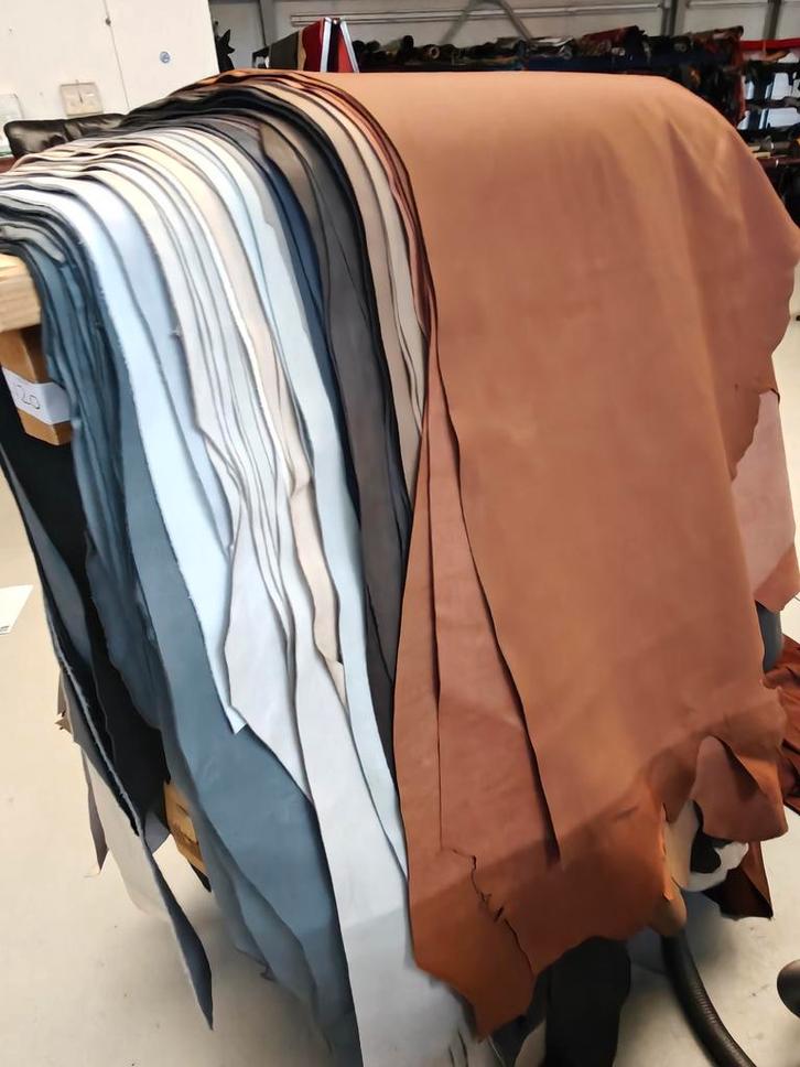 Halve huiden heel mooi leer in allerlei kleuren, Hobby en Vrije tijd, Stoffen en Lappen, Nieuw, Leer of Kunstleer, 30 tot 120 cm
