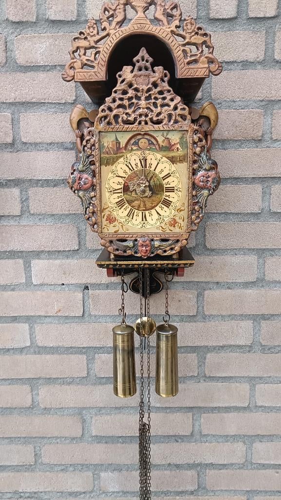 Antieke Friese stoelklok met beschilderde wijzerplaat, Antiek en Kunst, Ophalen of Verzenden