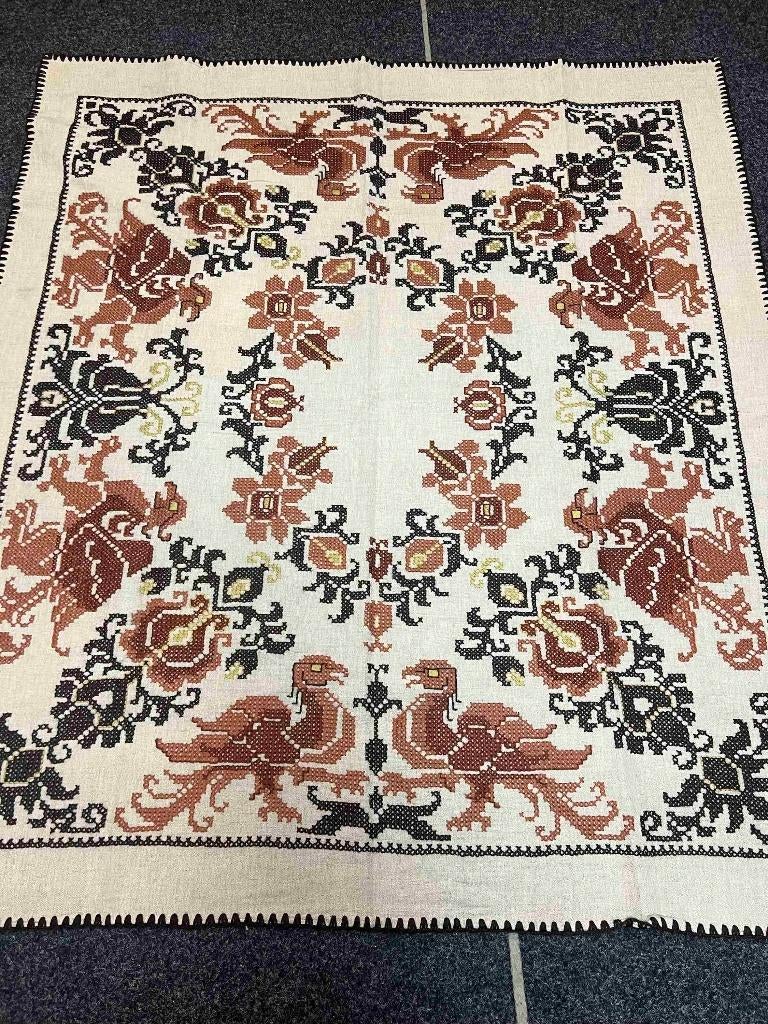 Geborduurd tafelkleed met bloemen, draken en vogels 158/135