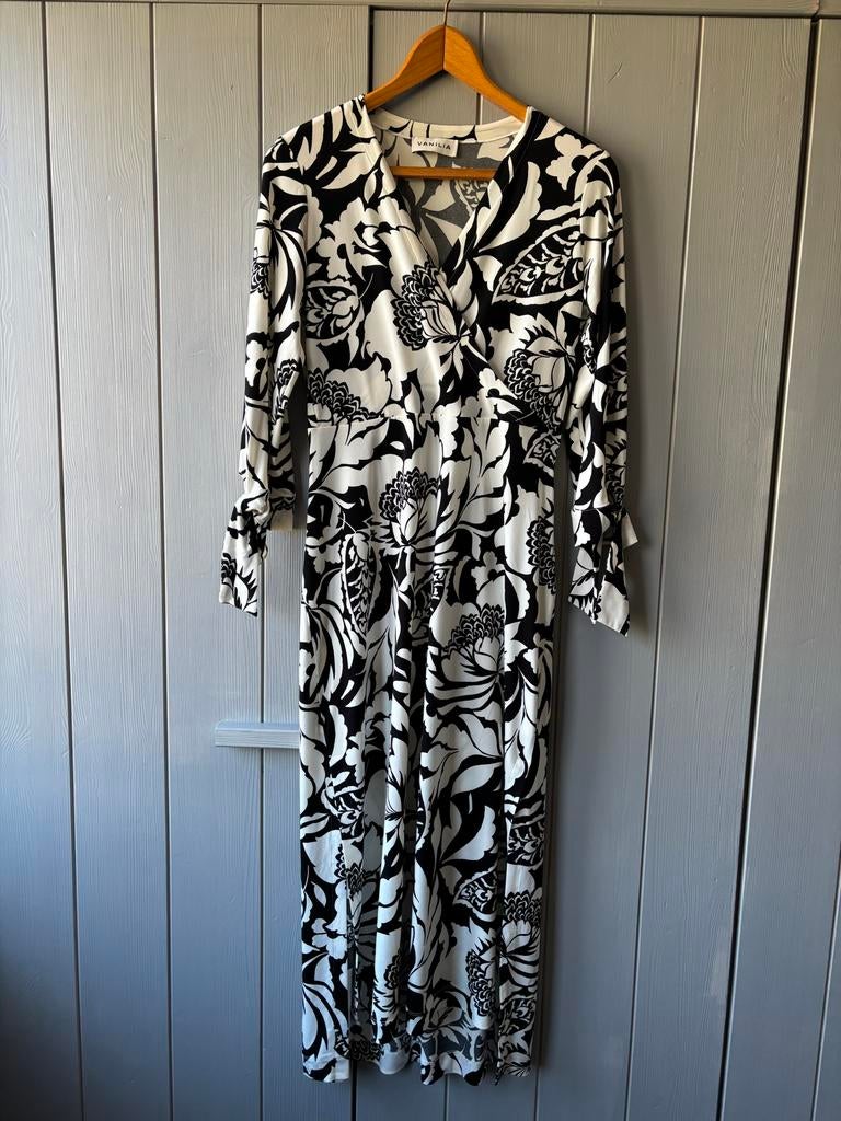 Vanilia Jurk Zwart Wit Gebloemd Maat 38 met Leuke Details, Kleding | Dames, Maat 38/40 (M), Zwart, Ophalen of Verzenden, Gedragen