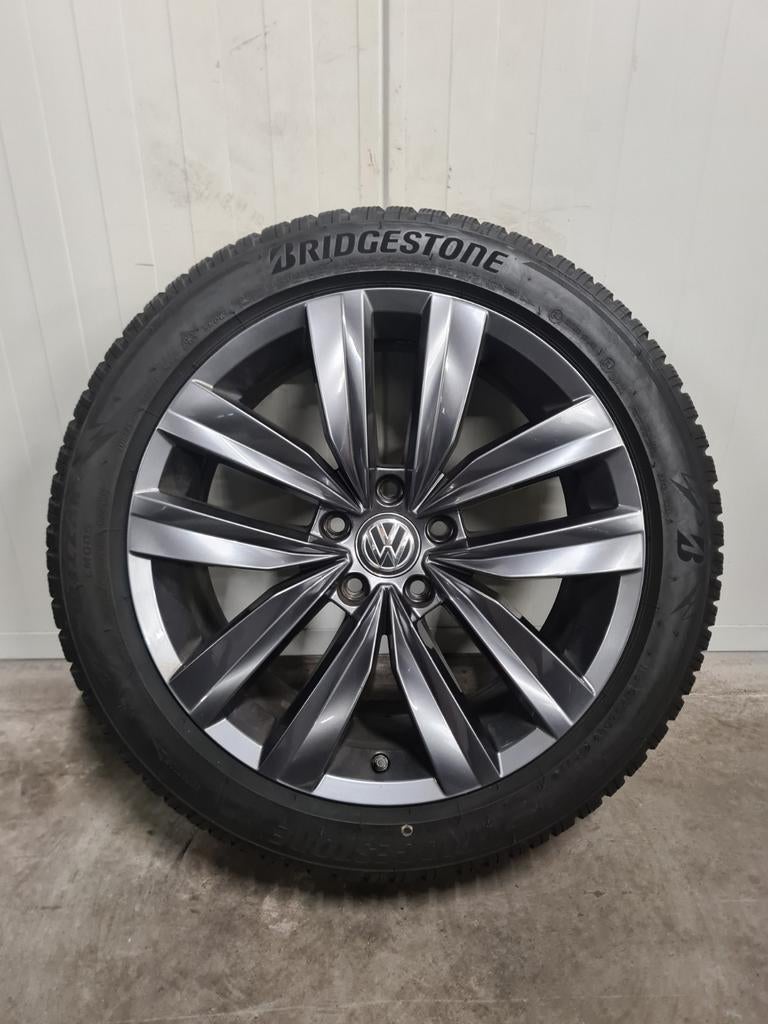 18' Volkswagen Arteon & Passat Almere met winterbanden, 18 inch, 245 mm, Banden en Velgen, Personenwagen