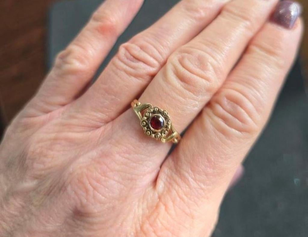 14K geelgouden bloem ring met granaat steentje, Ophalen of Verzenden, Kleiner dan 17, Dame, Goud