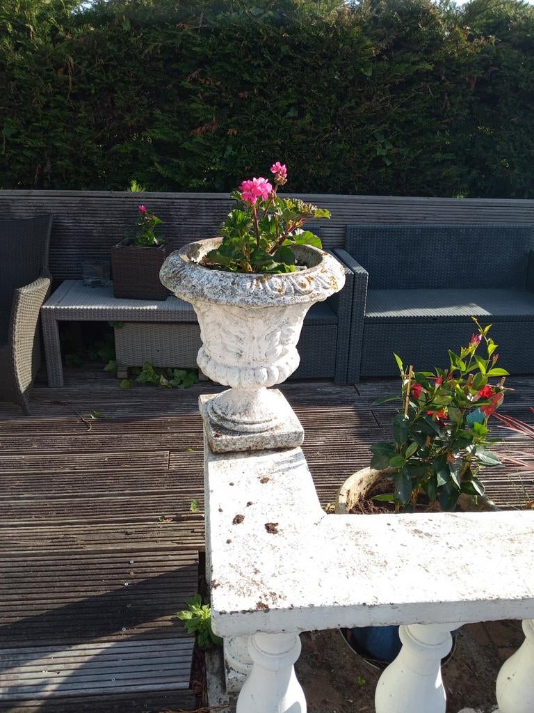 Twee tuinvazen beton, Ophalen