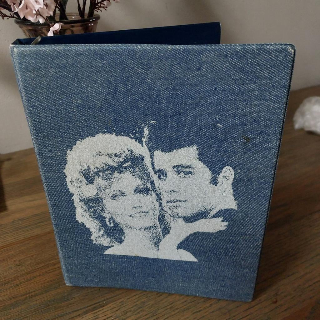 Crease john  travolta  en Olivia  newtonjohn ringbandmap, Verzamelen, Ophalen of Verzenden