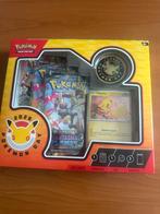 Pikachu Pokemon Day 2026 Box - Nieuw!, Hobby en Vrije tijd, Verzamelkaartspellen | Pokémon, Ophalen of Verzenden, Nieuw, Boosterbox