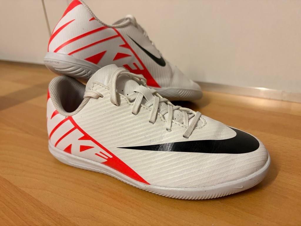 Nike Mercurial zaalvoetbalschoen maat 33, Sport en Fitness, Voetbal, Ophalen of Verzenden, Zo goed als nieuw, Schoenen