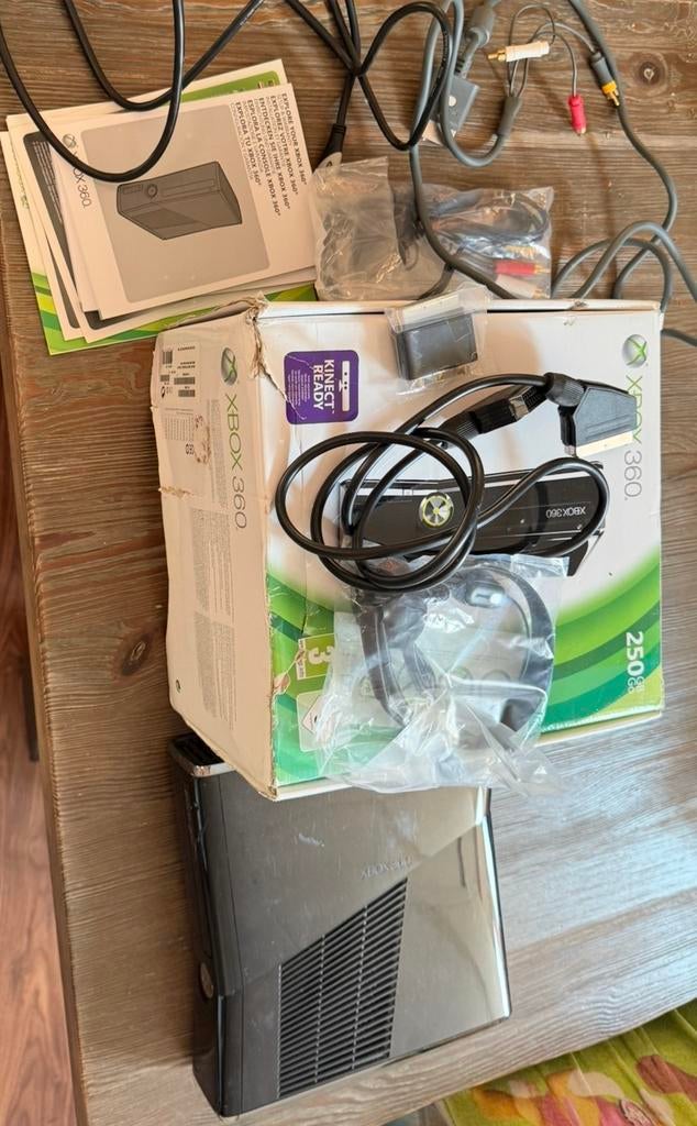 Xbox 360 slim ( s ) ,  250gb ,  zwart, Ophalen of Verzenden, Zo goed als nieuw, 250 GB, Met 1 controller