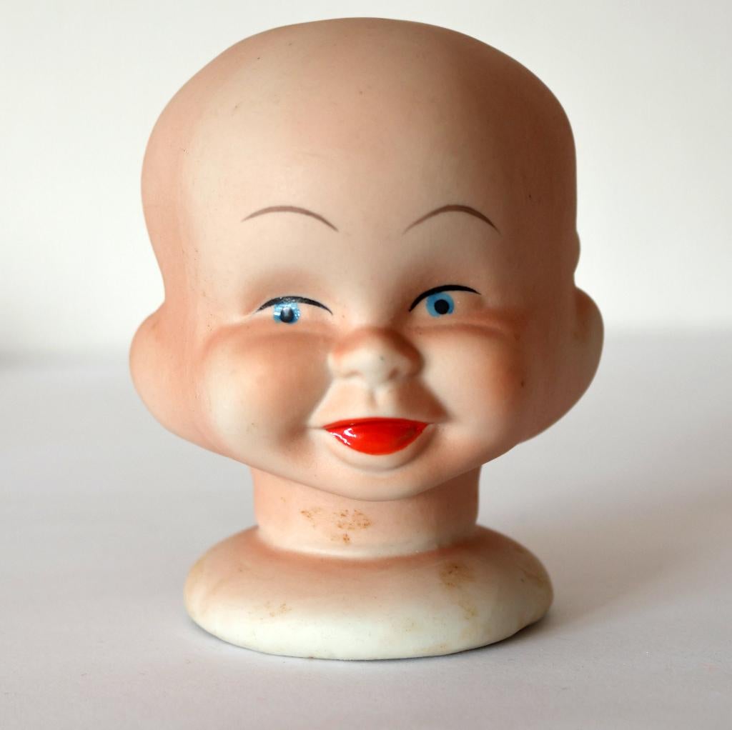 Grappig porseleinen poppenhoofd met 3 gezichten 10 cm hoog., Verzamelen, Poppen, Ophalen of Verzenden, Nieuw, Pop