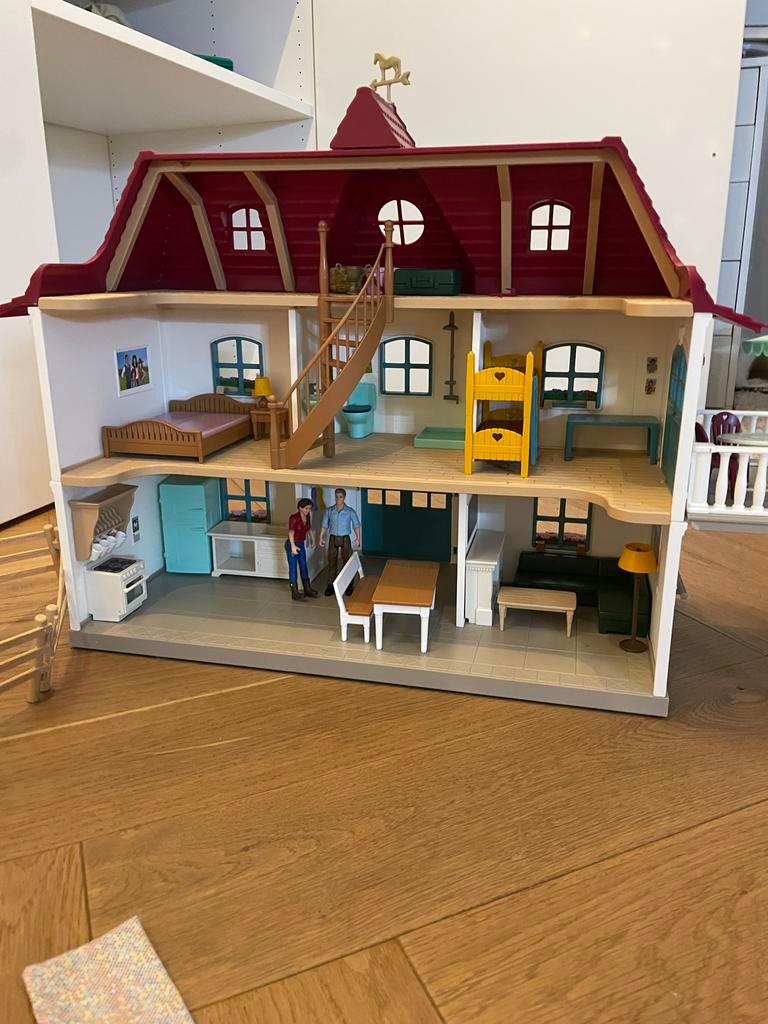 Schleich huis met meubels en poppen, Ophalen of Verzenden, Zo goed als nieuw, Poppenhuis