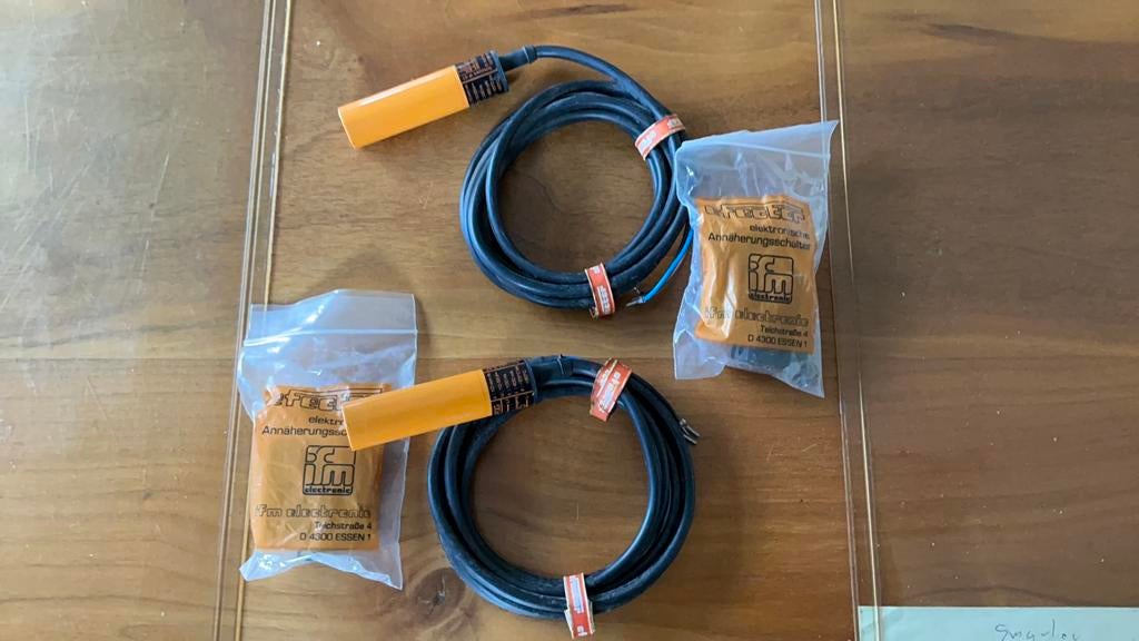 Inductieve naderingsschakelaar effector, sensor. 2x. N.O.S., Doe-het-zelf en Verbouw, Ophalen of Verzenden, Nieuw, Schakelaar