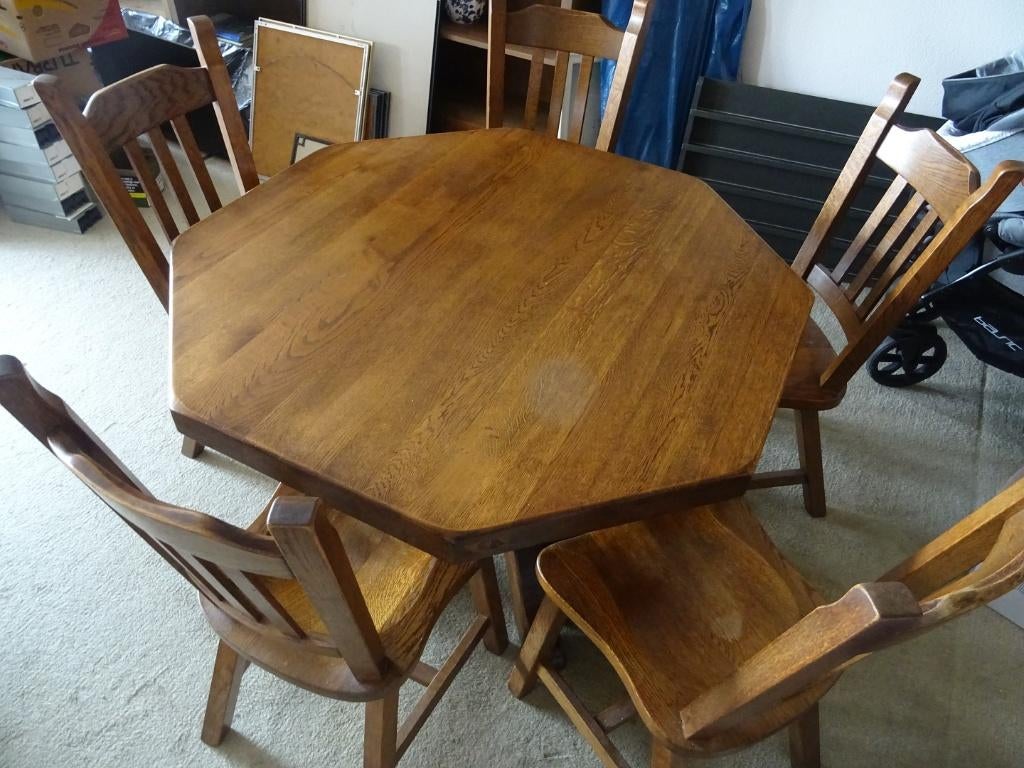 Massieve 8-hoekige donker eiken eettafel met vijf stoelen., Ophalen, Gebruikt, 100 tot 150 cm, Eikenhout