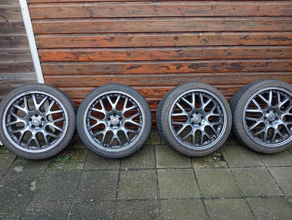 Set van Alfa velgen en banden kan gebruiken met andere autos, Ophalen