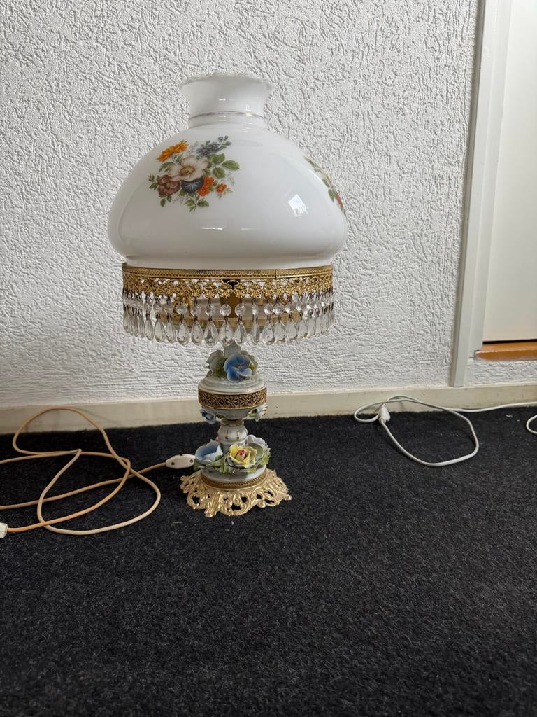 Antieke tafellamp met bloemen en kristallen, Antiek en Kunst, Antiek | Lampen, Ophalen