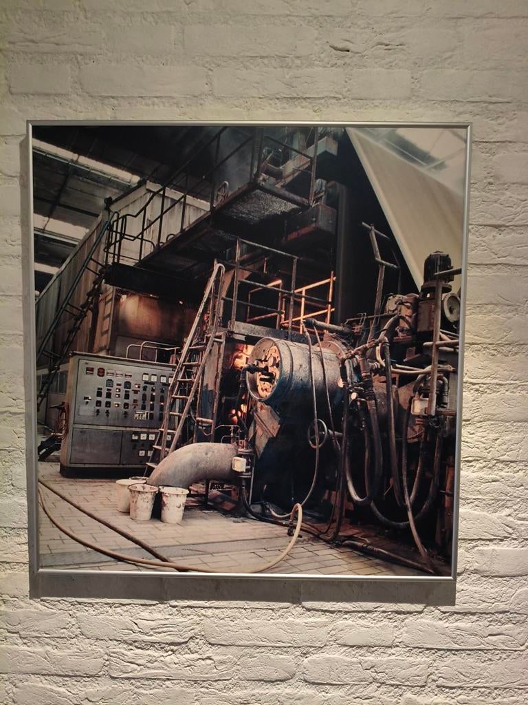 Industriële foto papierfabriek in strakke aluminium lijst, Gebruikt, 50 tot 75 cm, Ophalen of Verzenden, Foto of Poster